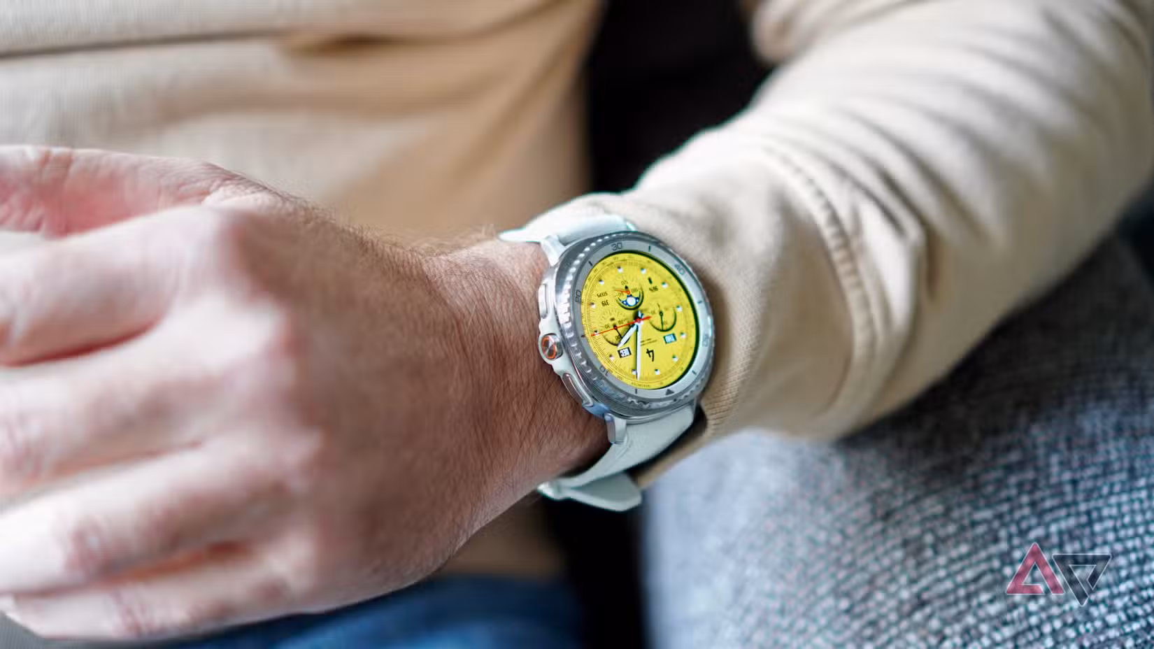 Ένα άτομο που φορά το Samsung Galaxy Watch 8 Classic