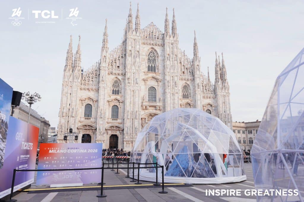 TCL άναψε το Χριστουγεννιάτικο δέντρο του Μιλάνου και παρουσίασε κορυφαία TVs όπως την X11 — και δημιούργησε Winter Wonderland με tech-εμπειρία