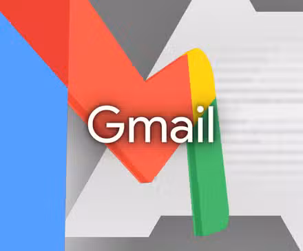 Μια απεικόνιση που χρησιμοποιεί βασικά χρώματα με το σήμα Gmail και το λογότυπο Android Police πίσω.