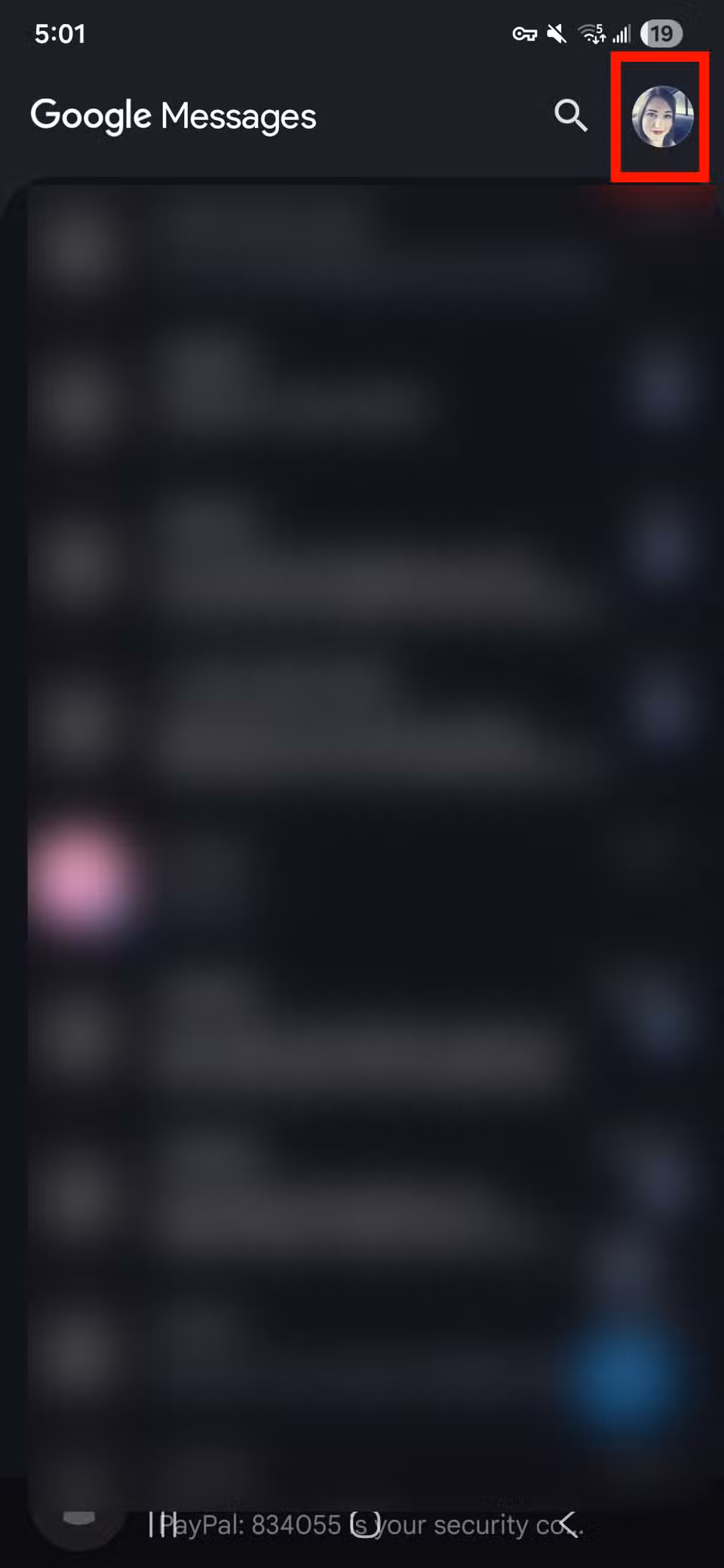 Κόκκινο ορθογώνιο περίγραμμα που επισημαίνει το εικονίδιο του προφίλ στην επάνω δεξιά γωνία του Google Messages