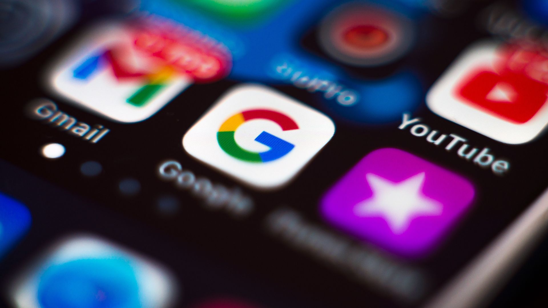 Ένα κοντινό πλάνο ενός Apple iPhone X με εικονίδια για διάφορους ιστότοπους κοινωνικών μέσων, όπως το YouTube, το Gmail και το Google