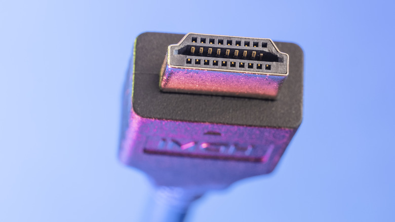 Ένα καλώδιο HDMI σε μπλε-μωβ φόντο.