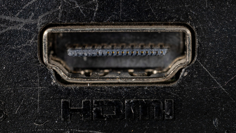 Κοντινό πλάνο σκονισμένης θύρας HDMI