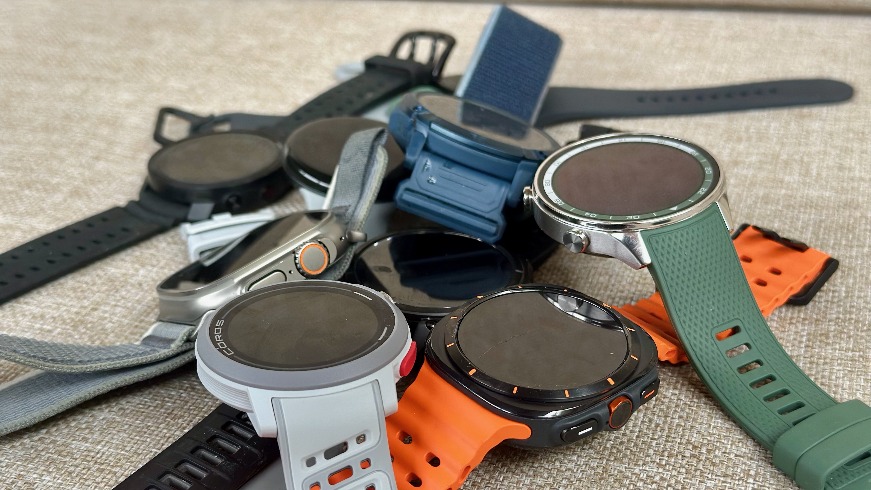 Ένα σωρό ρολόγια σε μια καρέκλα: The Garmin Fenix ​​8, Samsung Galaxy Watch Ultra, COROS VERTIX 2S, COROS PACE Pro, Samsung Galaxy Watch 7, Polar Vantage M3 και OnePlus Watch 2R