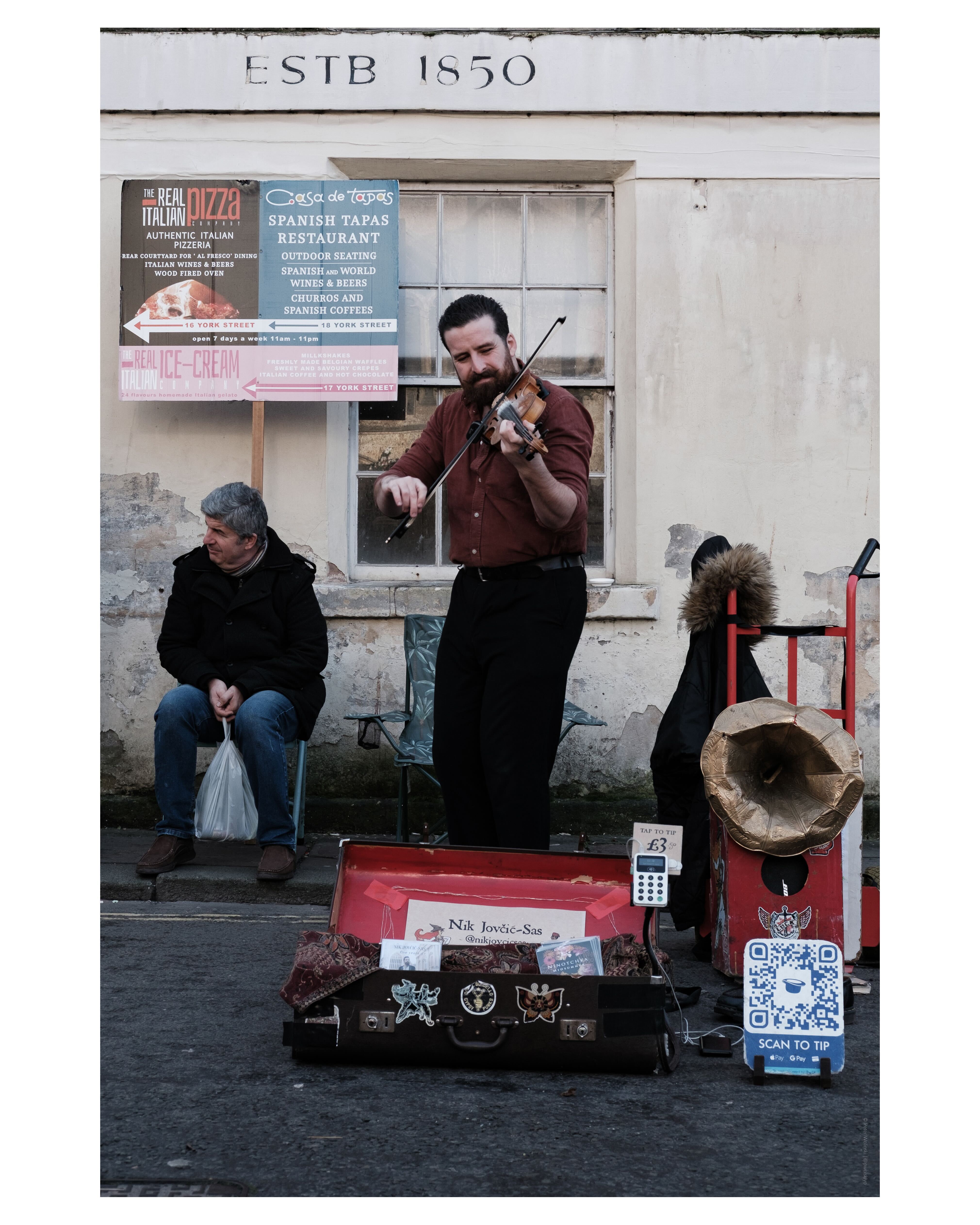 «Αγόρασα μια 5χρονη Fujifilm και ανακάλυψα τον ΚΑΛΥΤΕΡΟ θησαυρό! Μην πιστεύετε ότι το νέο είναι πάντα καλύτερο!» Μια φωτογραφία ενός άνδρα που παίζει βιολί