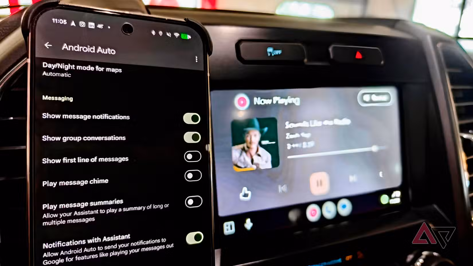 Σελίδα ρυθμίσεων Android Auto στο τηλέφωνο Android δίπλα στο Android Auto σε ένα όχημα.