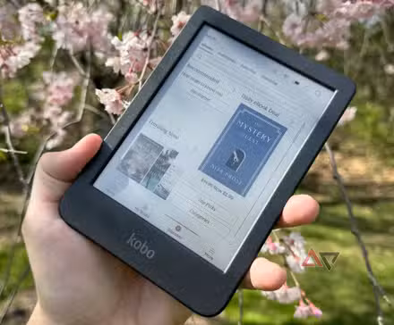 Η αρχική σελίδα του Kobo Clara Color κρατιέται σε φόντο λουλουδιών