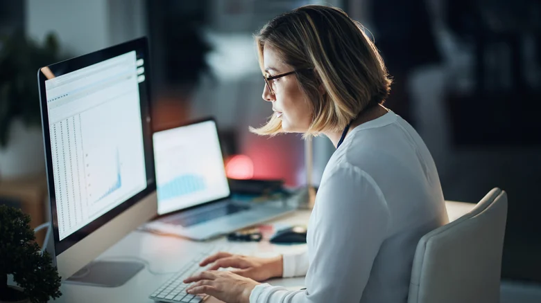 «Ανακαλύψτε το Μυστικό για Τέλειο Ύψος Οθόνης: Ρυθμίστε τον Υπολογιστή σας Σαν Επαγγελματίας!»