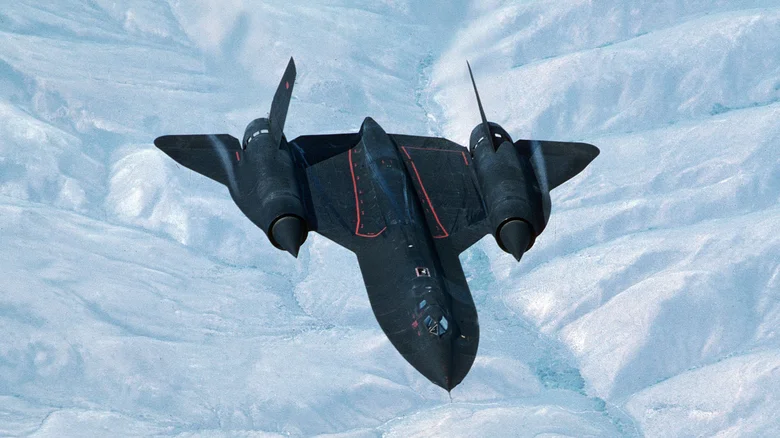 SR-71 Blackbird: Το Μυθικό Αεροσκάφος που Σάρωσε τον Ουρανό με Απίστευτη Ταχύτητα!