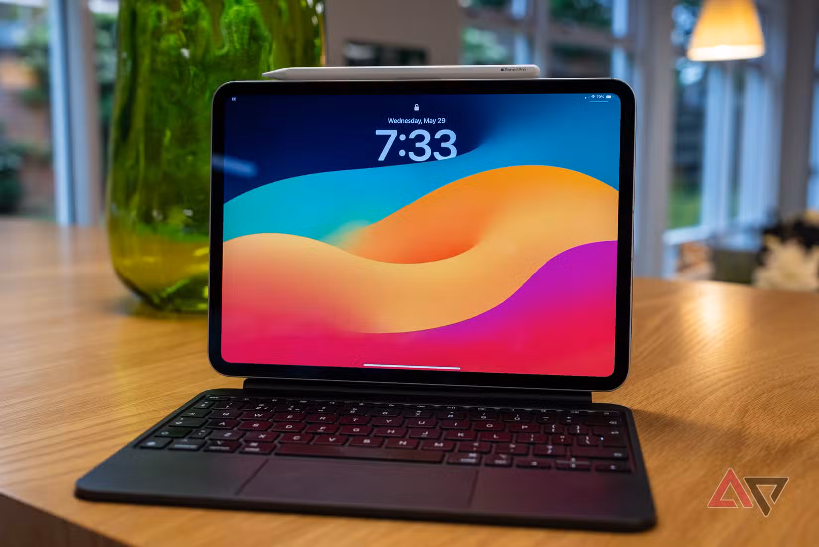 Αυτή η λειτουργία tablet Android 16 με κάνει να σκεφτώ να αντικαταστήσω το iPad μου Το iPad Pro M4 κάθεται στο τραπέζι με το πληκτρολόγιο