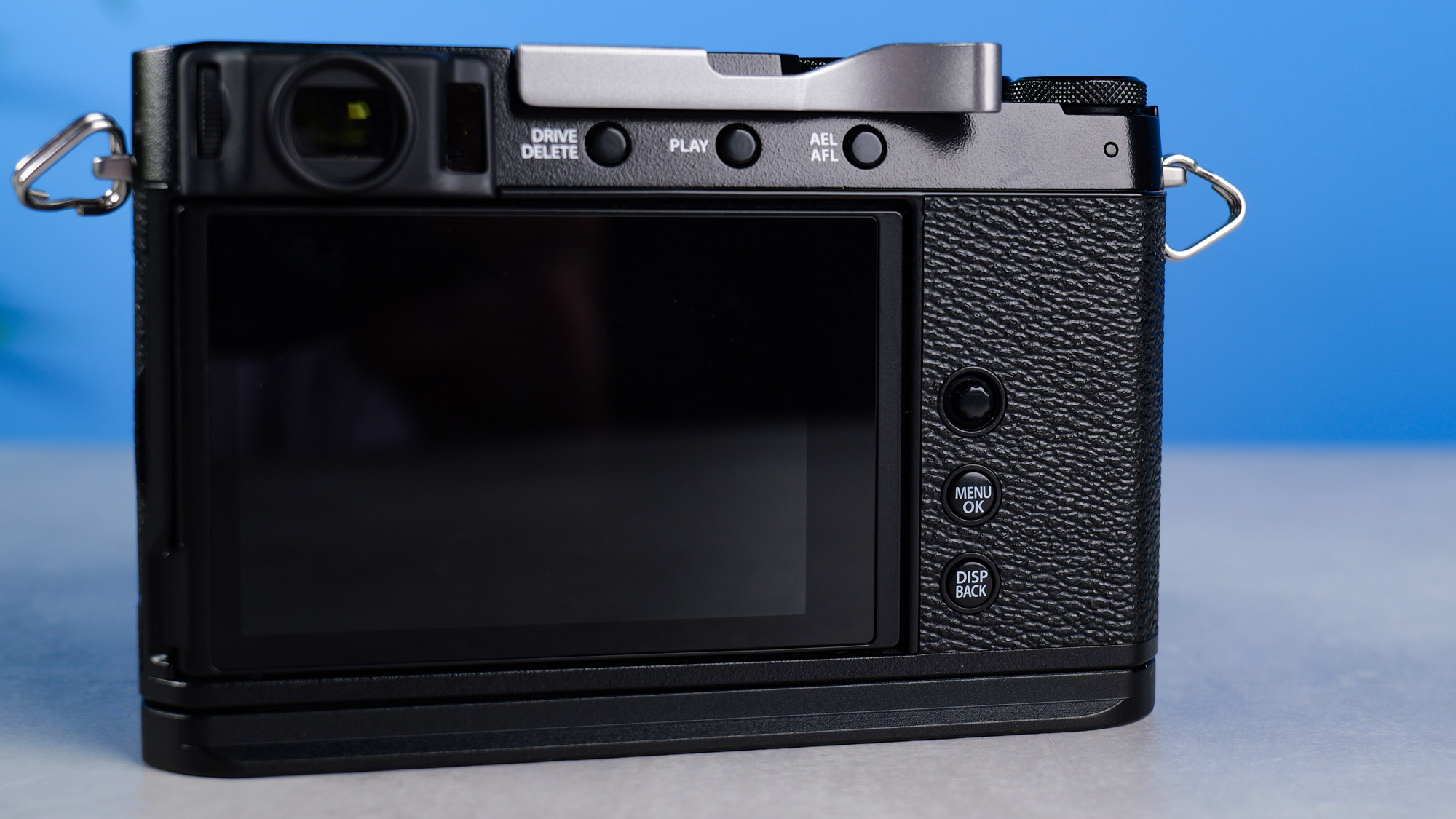 Fujifilm X-E4 σε πέτρινη επιφάνεια και μπλε φόντο