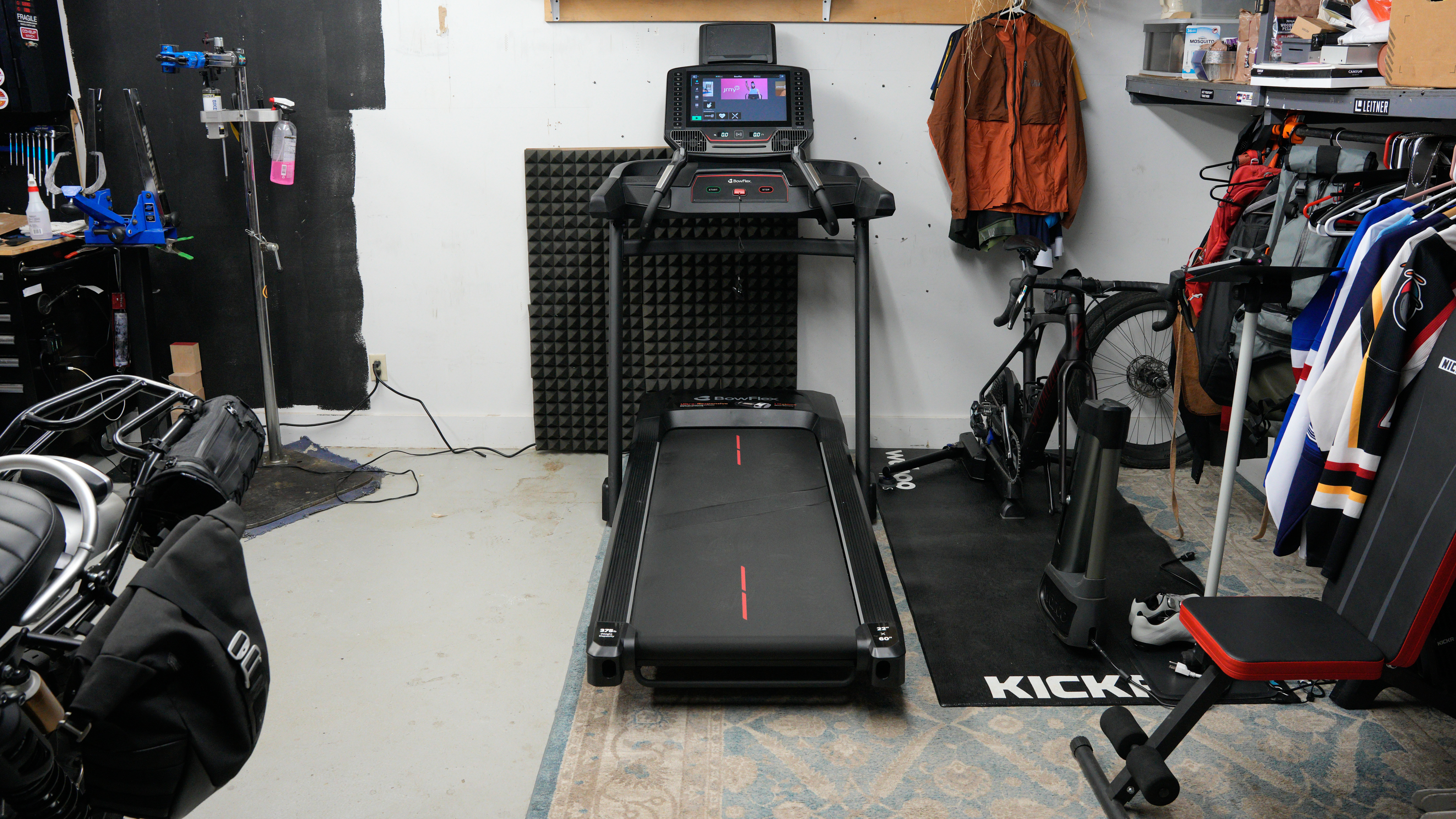 Πρόσωπο Bowflex T16 στο γκαράζ