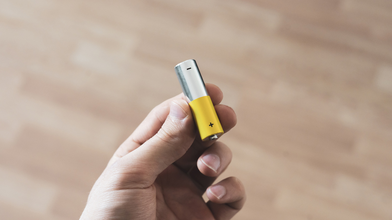 Γιατί τα χειριστήρια Xbox εξακολουθούν να χρειάζονται μπαταρίες (αλλά το PlayStation όχι)