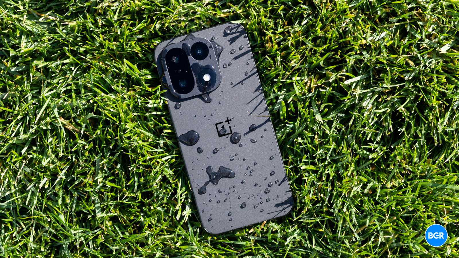 Ένας πρωταθλητής μπαταρίας που συγκρατείται από ένα πράγμα