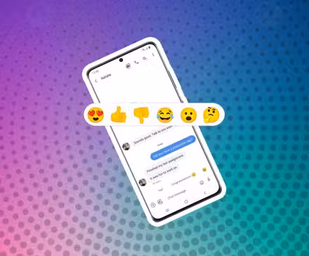 Ένα τηλέφωνο Android που δείχνει μηνύματα κειμένου με μια σειρά από emojis στο προσκήνιο