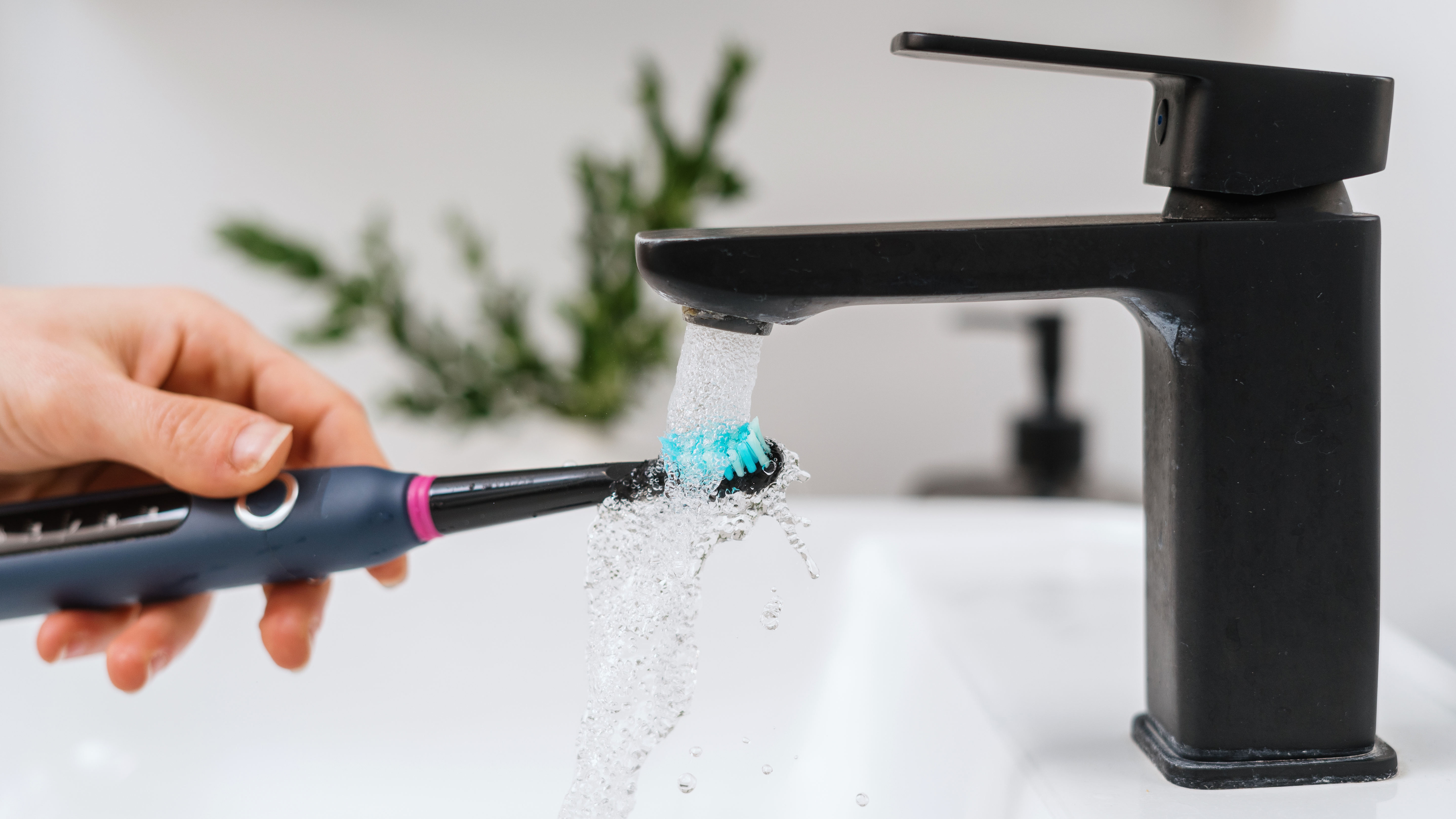 Πλύσιμο ηλεκτρικής οδοντόβουρτσας κάτω από βρύση