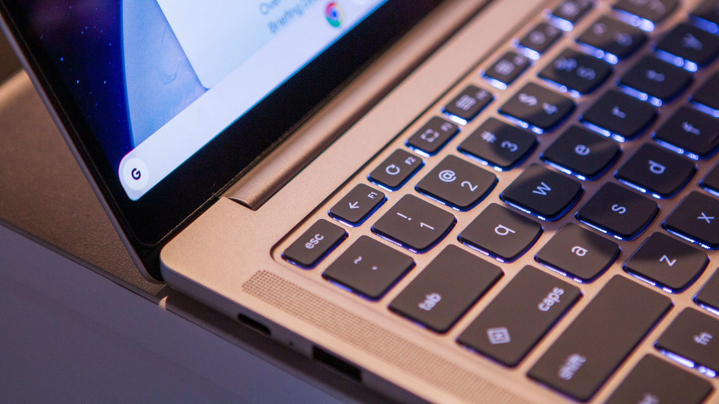 Κοντινό πλάνο στο πληκτρολόγιο Lenovo Chromebook Plus 14