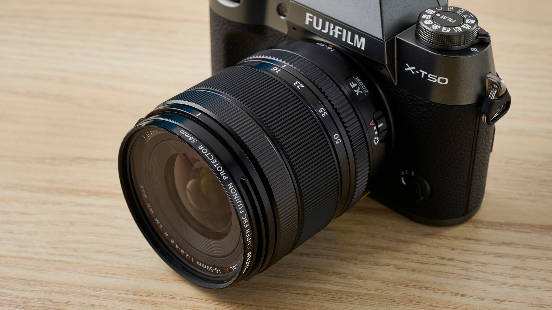 Μια κάμερα Fujifilm X-T50 σε γκρι ανθρακί