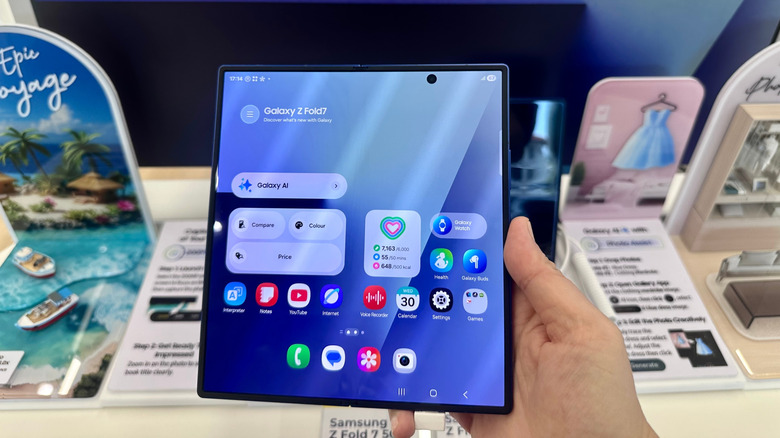 Το Galaxy Z Fold 7 στο χέρι.
