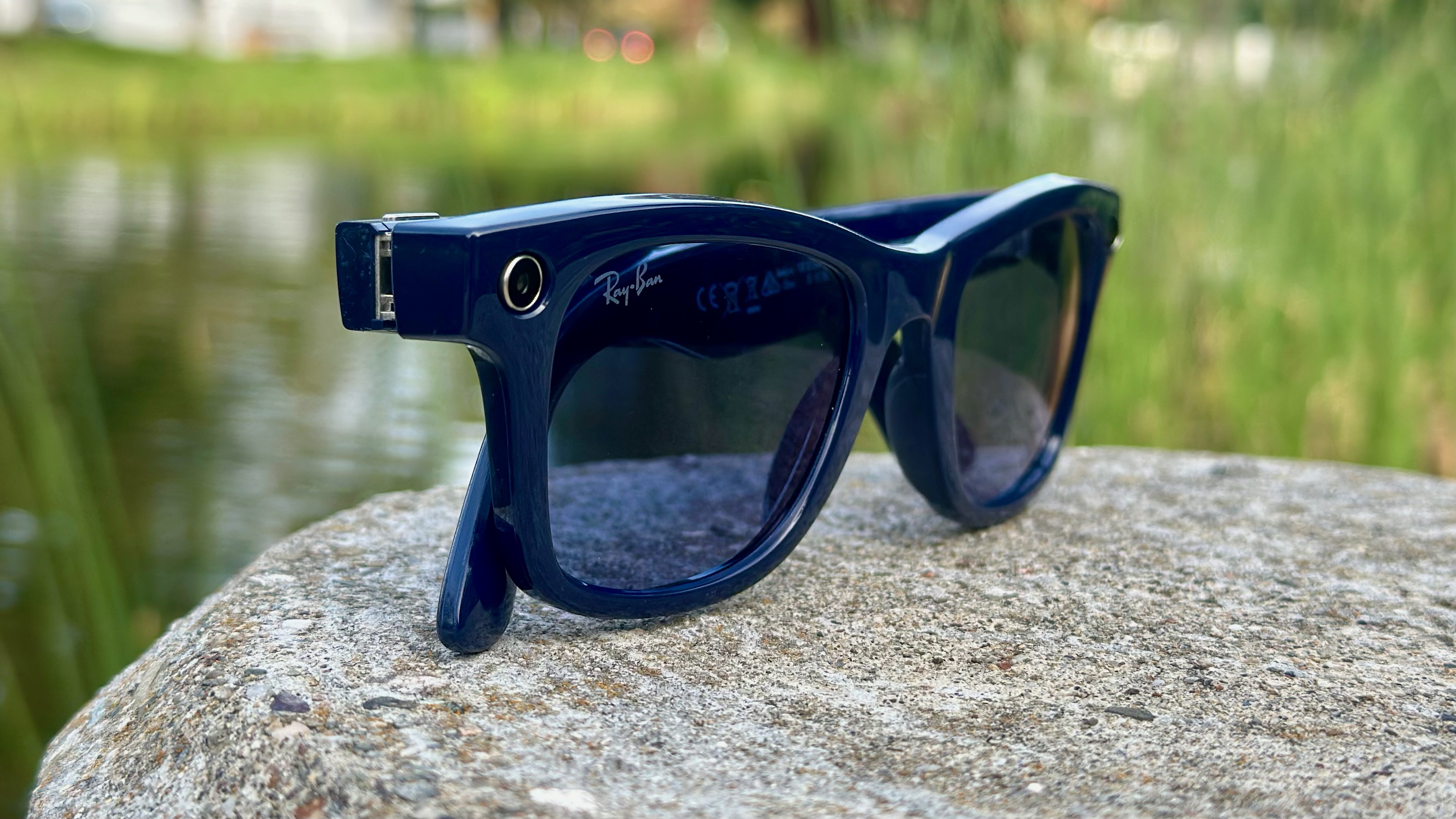 Μια φωτογραφία των έξυπνων γυαλιών Ray-Ban Meta (Gen 2) που κάθονται σε έναν βράχο, με γωνία ώστε να εστιάζει στη σωστή αποκοπή της κάμερας.
