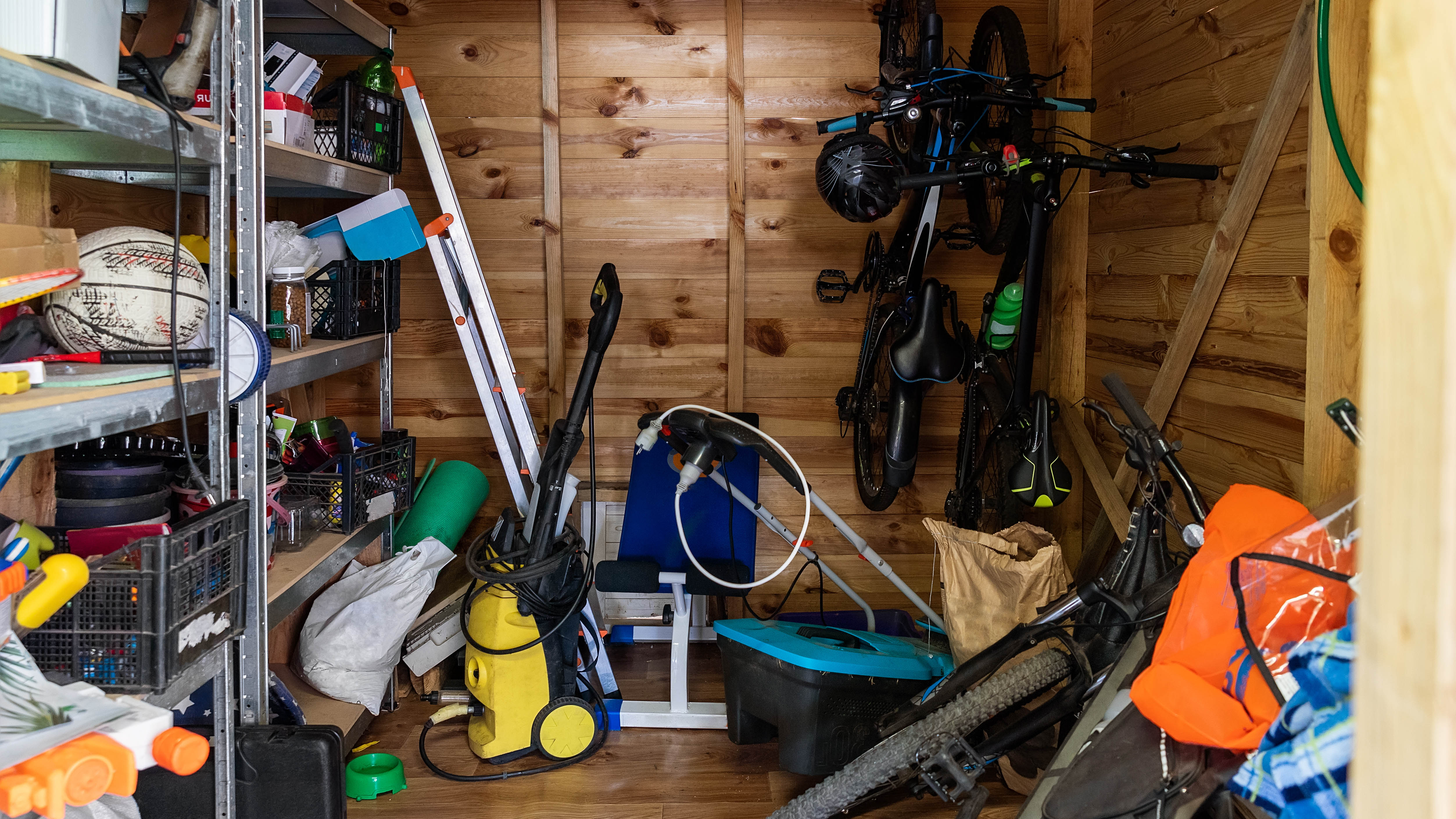 Υπόστεγο γεμάτο πράγματα