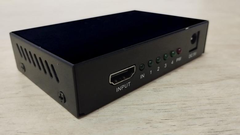 Το μπροστινό μέρος ενός διαχωριστή HDMI.