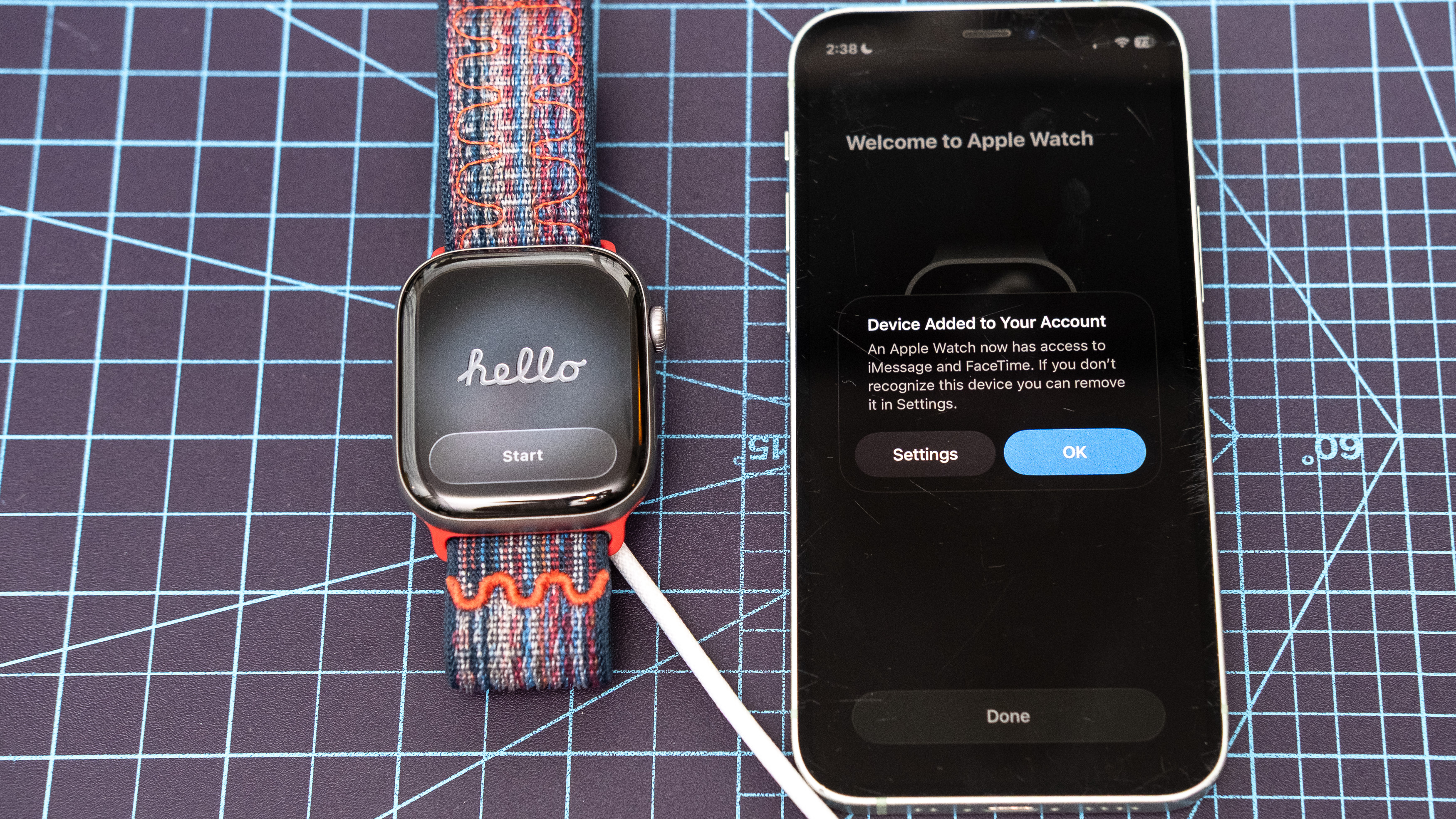Κοντινό πλάνο Apple Watch Series 11 που δείχνει τη διαδικασία ρύθμισης και σύζευξης 