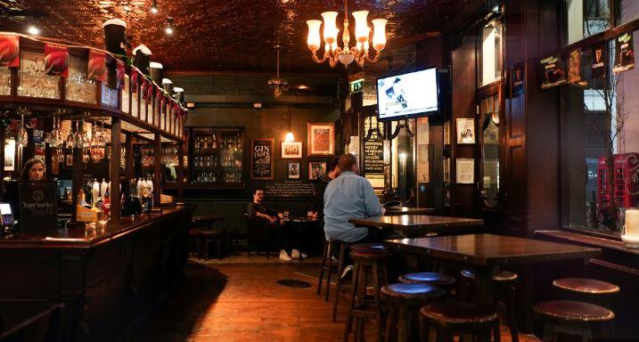 Σάλος στις Βρετανικές Παμπ: Αντεπίθεση κατά των Αυξήσεων Φόρων – Πώς θα Αντιδράσουν!