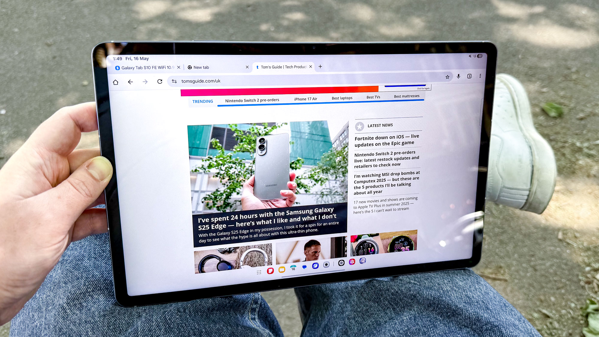 Το Samsung Galaxy Tab S10 FE Plus εμφανίζει την αρχική σελίδα του Οδηγού Tom