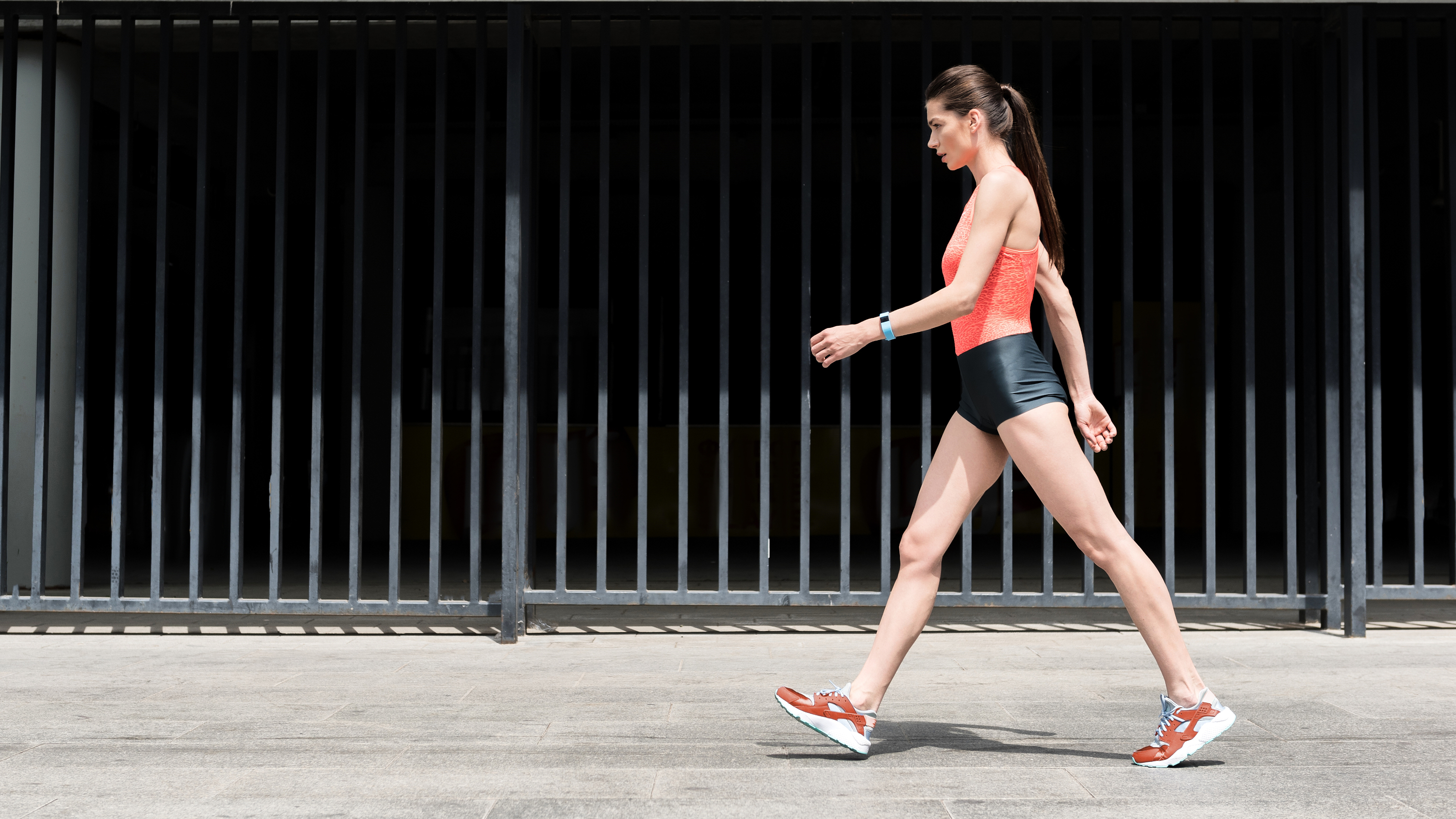 μια γυναίκα που περπατούσε με γρήγορο ρυθμό