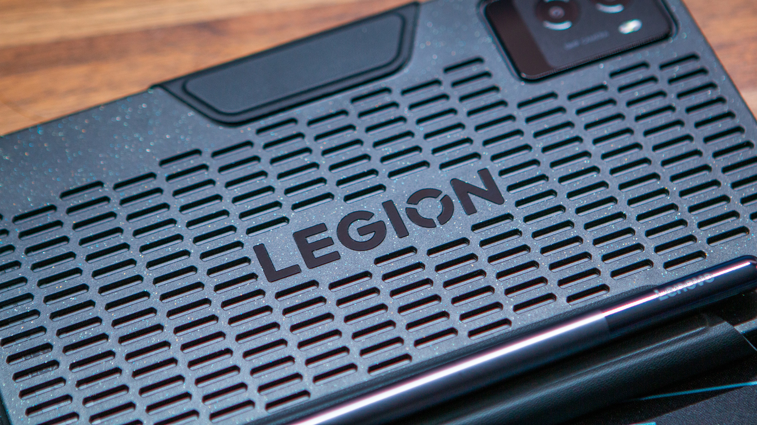 Κοντινό πλάνο στο λογότυπο «Legion» στη θήκη Lenovo Legion Tab Gen 3