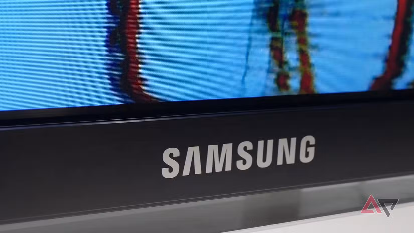Το λογότυπο της Samsung στο κάτω μέρος μιας τηλεόρασης.