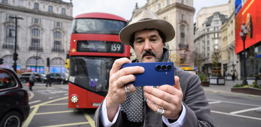 «Ανατριχιαστική Αλήθεια: Οι Μισοί Ευρωπαίοι Χάνουν Σημαντικές Στιγμές Ψάχνοντας για την Τέλεια Φωτογραφία – Δείτε Πώς το Galaxy AI τους Σώζει!»