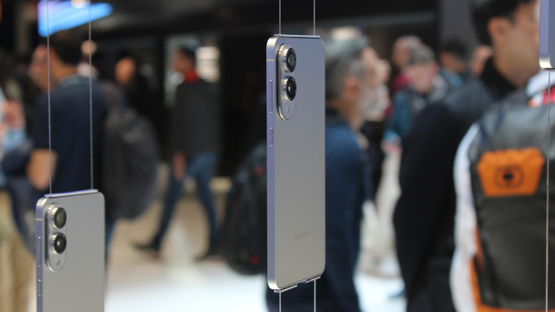 Τηλέφωνα Galaxy S25 Edge κρέμονται στην οθόνη