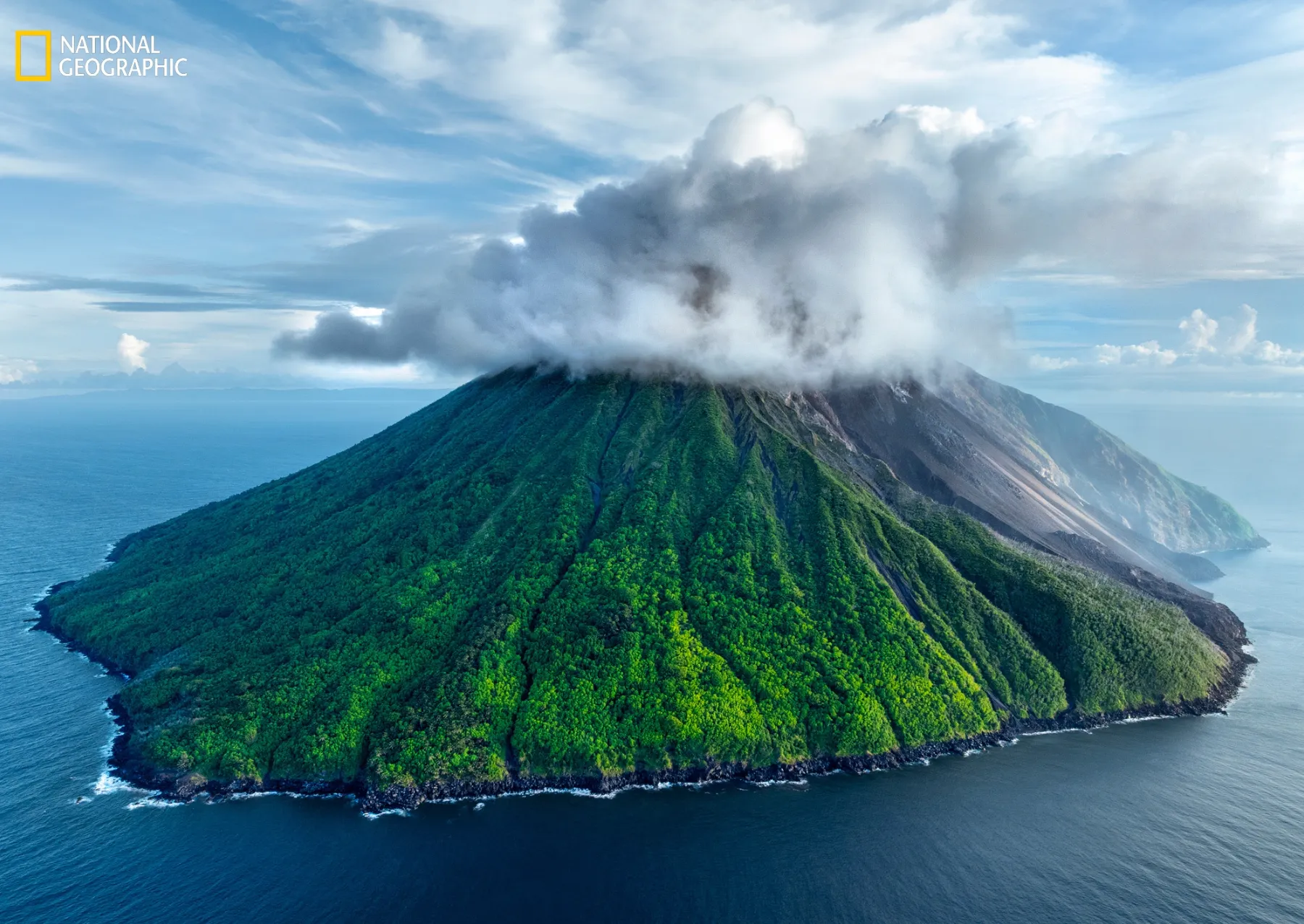 ένα μεγάλο καταπράσινο νησί προκύπτει από το γαλάζιο του ωκεανού