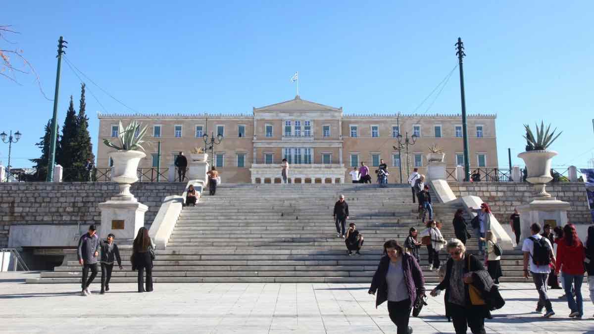 Σοκ και Δέος: Η Ελλάδα Ξεφορτώνεται 5,3 Δισ. Χρέους – Πώς Θα Αλλάξει το Μέλλον μας!