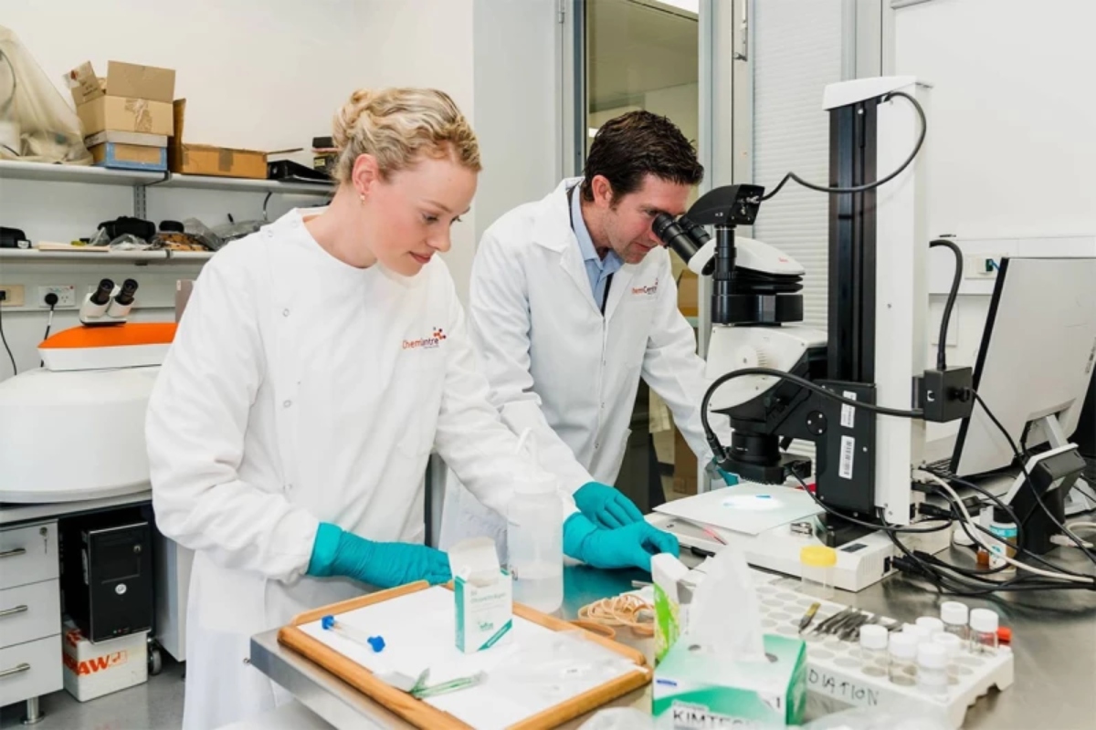 «Ανατροπή στην Εγκληματολογία: Πώς η Ανάλυση των Πρωτεϊνών της Τρίχας Αποκαλύπτει Μυστικά Που Δε Φανταζόσουν!»