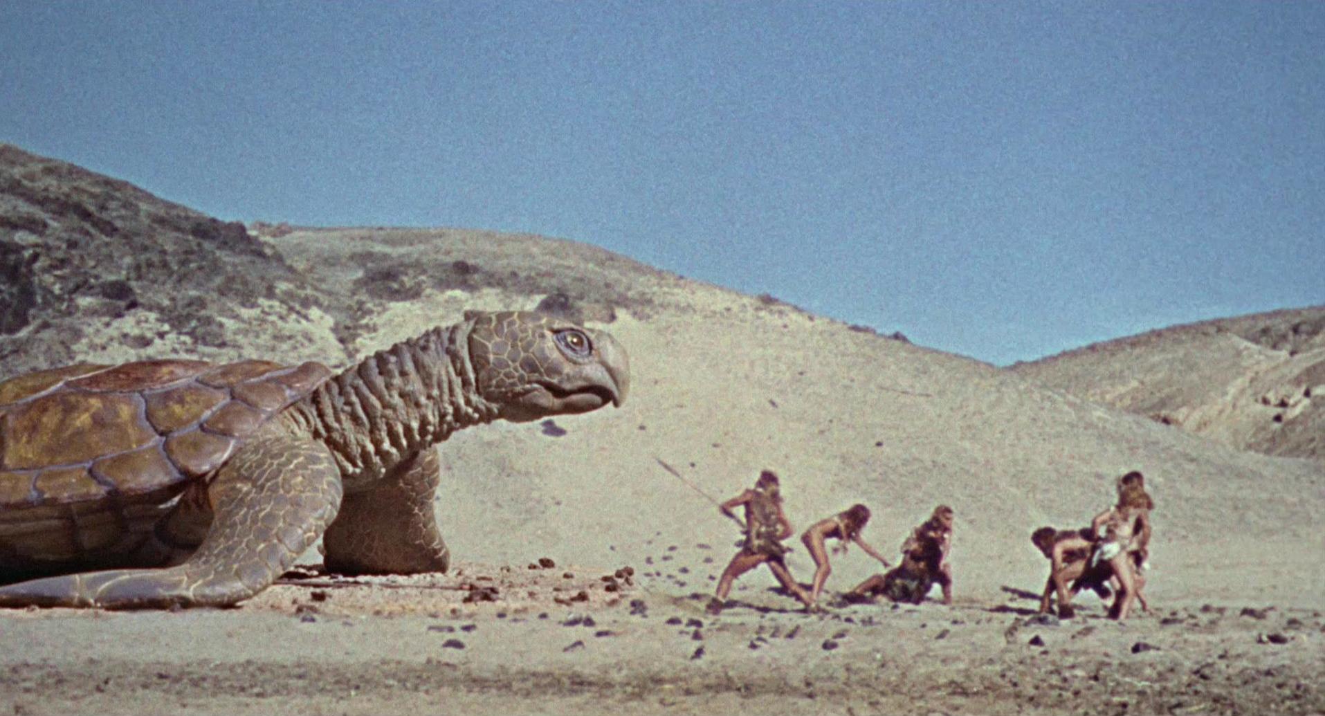 «Οι 10 Επικότερες Ταινίες Με Δεινοσαύρους Που Δεν Πρέπει Να Χάσεις!» Άνθρωποι προστατεύονται από μια τεράστια χελώνα