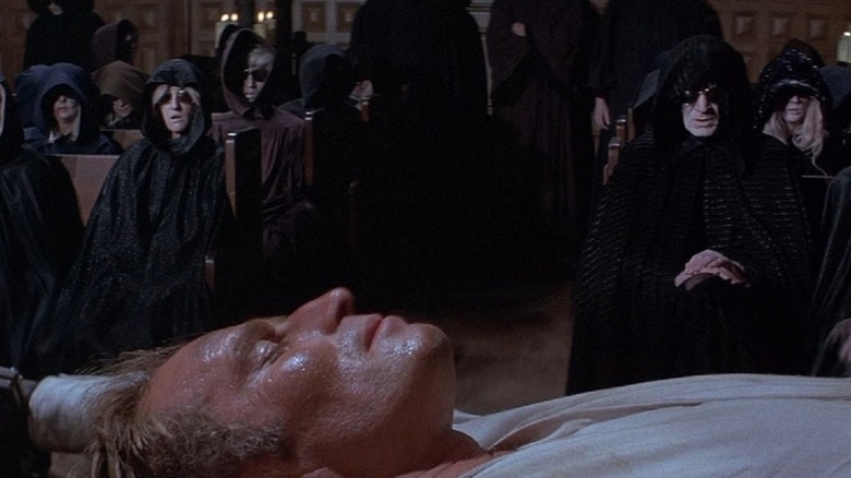 Ο Robert Neville (Charlton Heston) ξάπλωσε μπροστά στην οικογένεια που τον παρακολουθεί στο The Omega Man