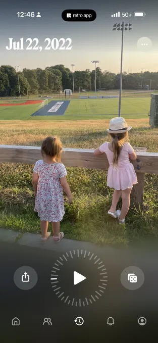 Το Retro, μια εφαρμογή κοινής χρήσης φωτογραφιών για φίλους, σας επιτρέπει να «ταξιδεύετε στο χρόνο» στο ρολό της φωτογραφικής μηχανής σας