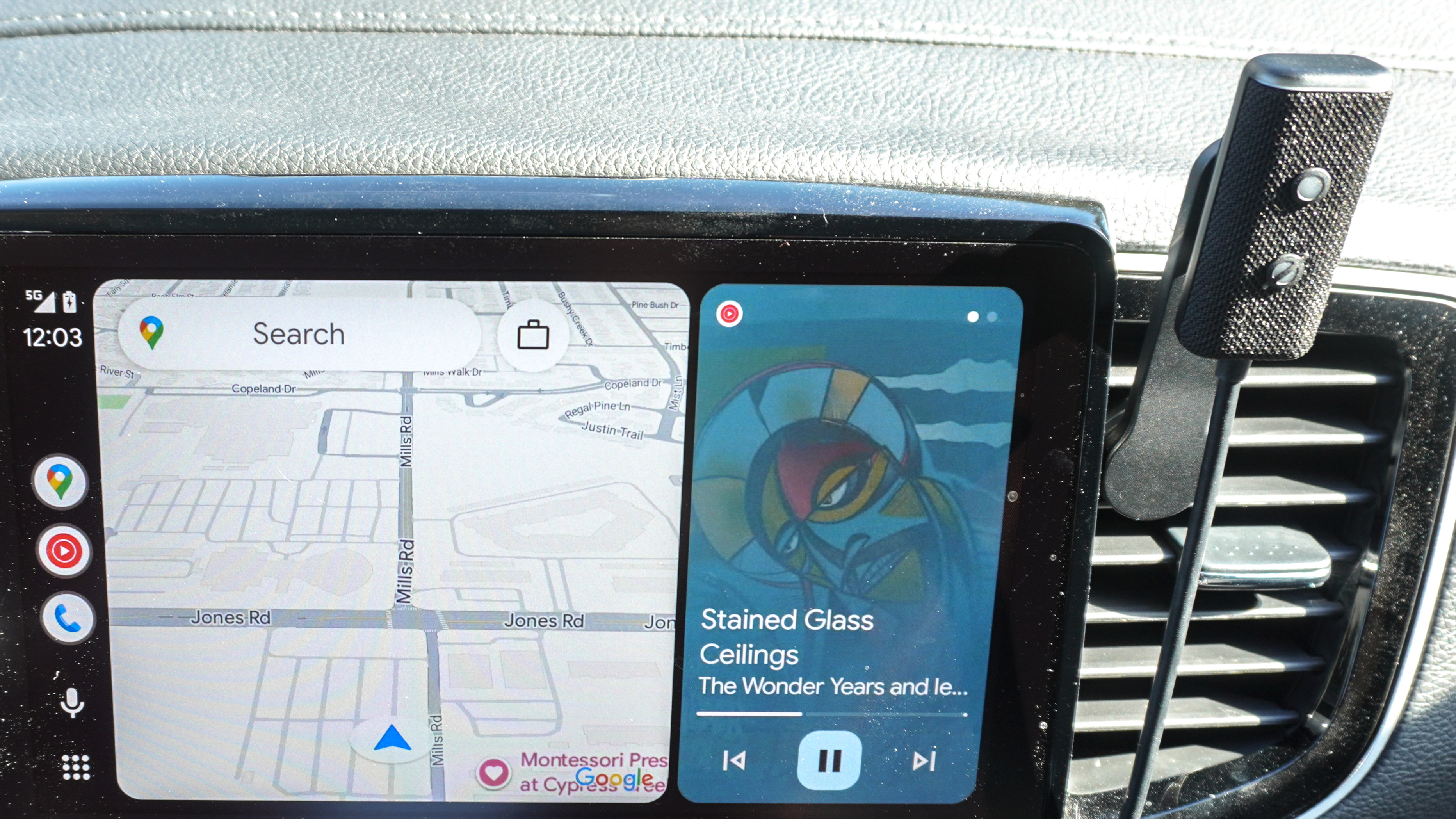 Ένα Echo Auto (2ης γενιάς) τοποθετημένο στον αεραγωγό του ανεμιστήρα δίπλα σε ένα σύστημα ενημέρωσης και ψυχαγωγίας αυτοκινήτου