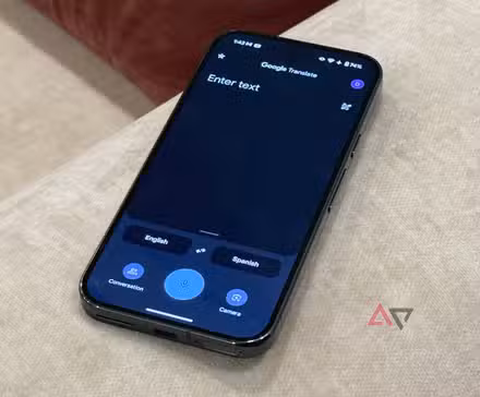 Η αρχική σελίδα της εφαρμογής Μετάφραση Google με επιλογές εισαγωγής κειμένου, φωνής και κάμερας