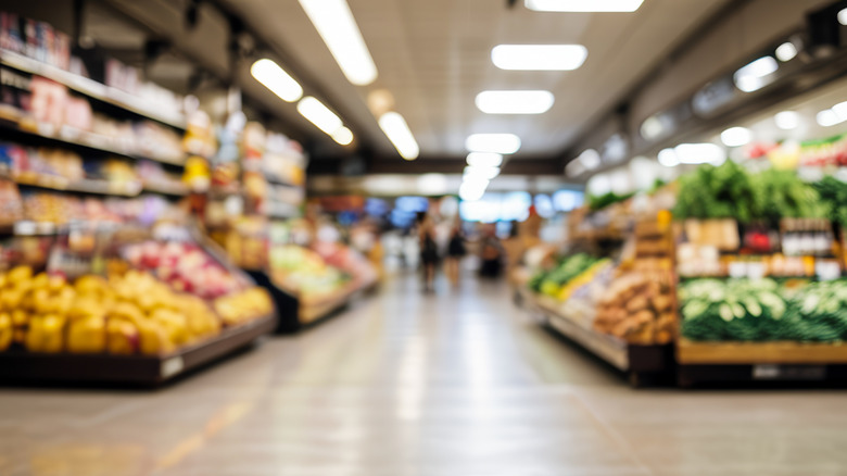 Θολή άποψη του τμήματος παραγωγής ενός παντοπωλείου.