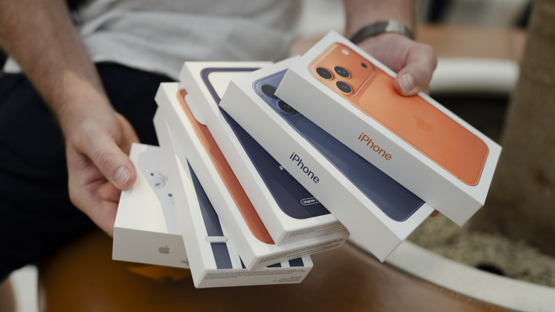 Μοντέλα και αξεσουάρ iPhone 17 σε κουτιά λιανικής.