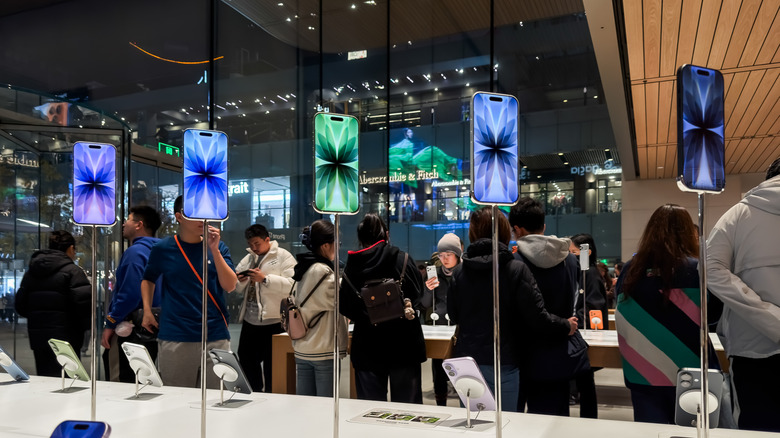 Το νέο iPhone 17 εκτίθεται σε κατάστημα λιανικής.