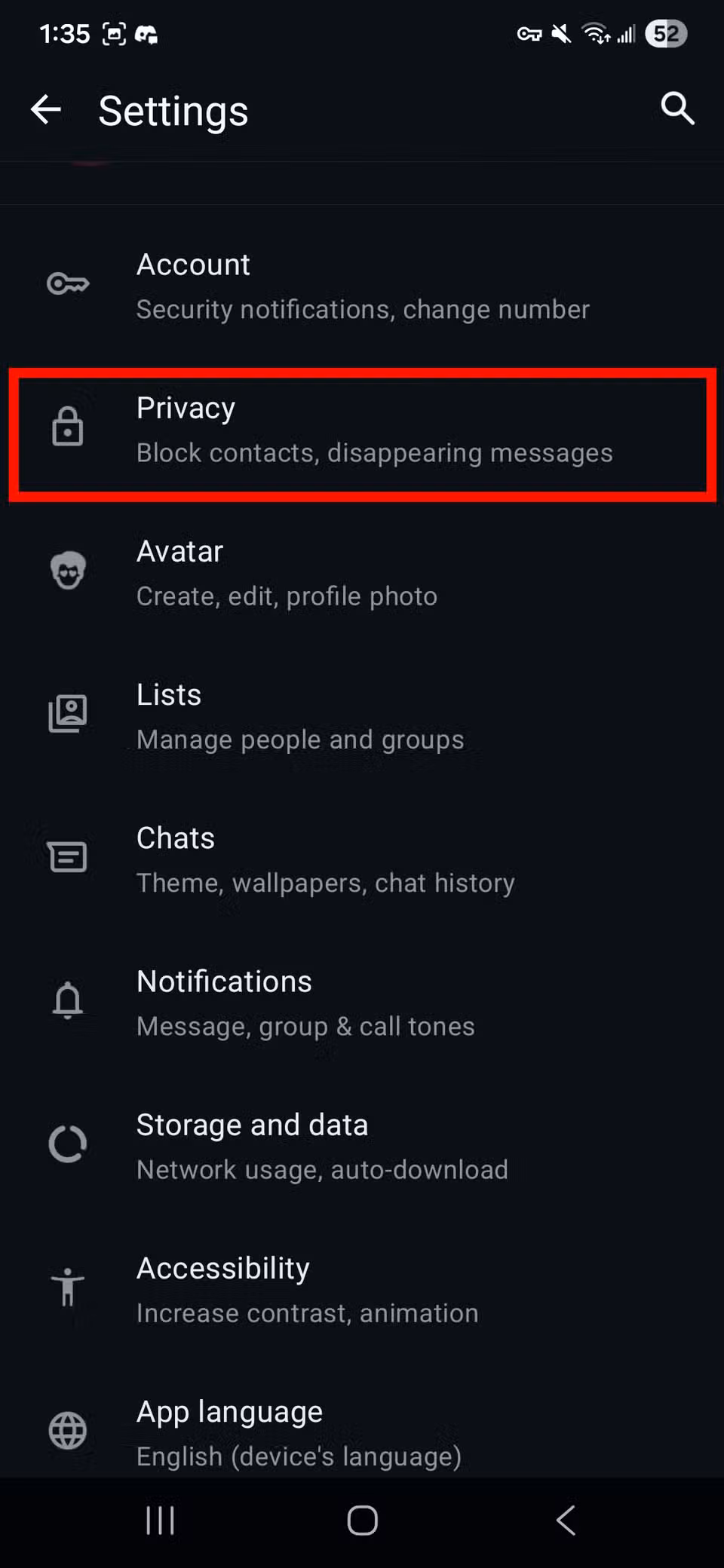 Κόκκινο ορθογώνιο περίγραμμα που επισημαίνει την επιλογή Απόρρητο στις ρυθμίσεις του WhatsApp