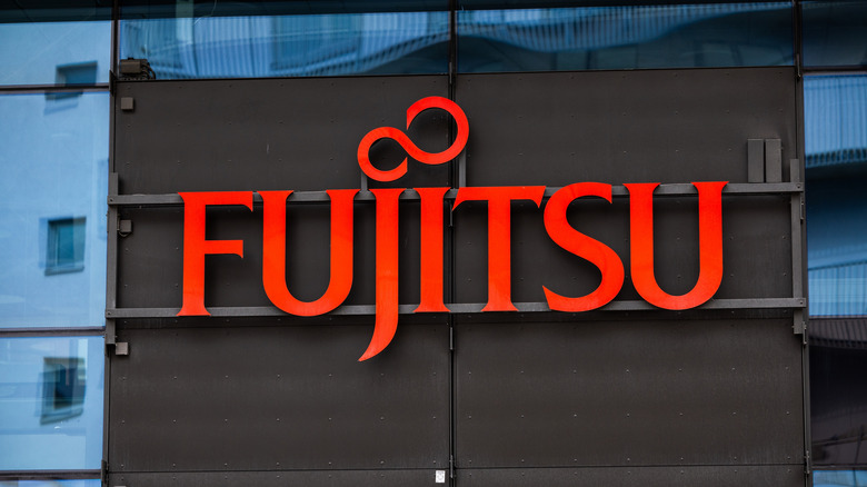 Λογότυπο Fujitsu σε κόκκινο χρώμα σε ένα κτίριο
