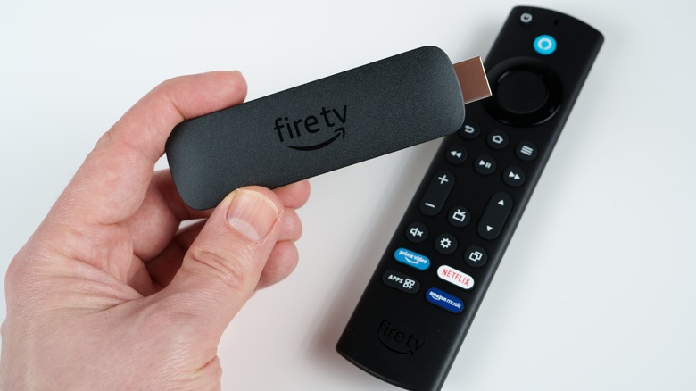 Κάποιος κρατά το Amazon Fire TV Stick 4K Max με το τηλεχειριστήριο πίσω.