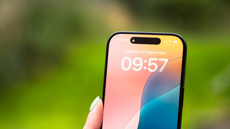 Το Face ID ξεκλειδώματος Live Activity (το εικονίδιο κλειδώματος) εμφανίζεται στο Dynamic Island του iPhone 16 Pro.