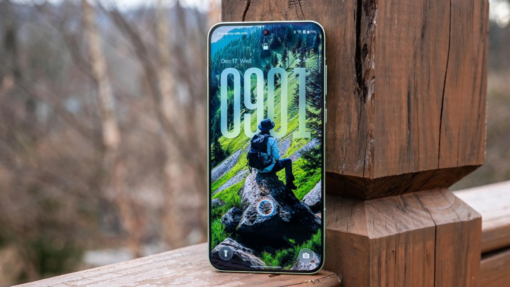 Ένα OnePlus 15R με ταπετσαρία δάσους Flux Themes στην οθόνη κλειδώματος